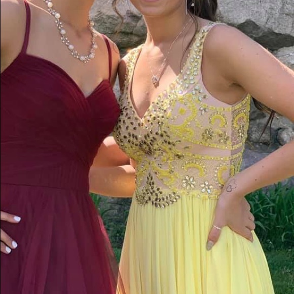 Yellow prom dress - Picture 2 of 3